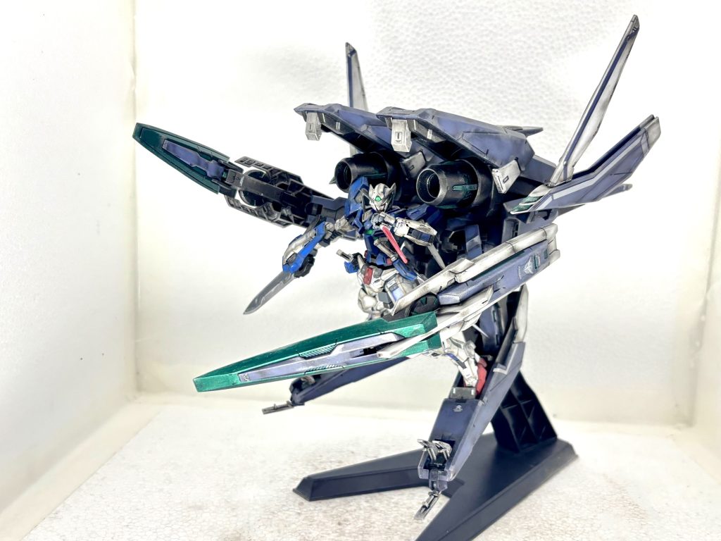 エクシアとドッキング。戦闘態勢。（シールドがポロリしてます。）埃をかぶっていたエクシアでしたが、久しぶりに動かしてみると改めて良いキットだなと感心。それにしてもOOガンダムシリーズはHGもRGも造形・可動が素晴らしい。