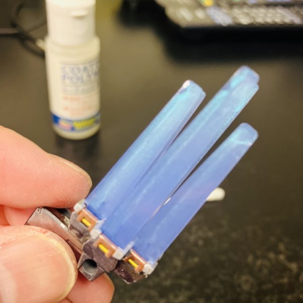 ガンダムジリウスは背面のフェザーエクステンションですね、🦙ラメ入りのクリアーブルーの成形色がいい感じなのでコンパウンドで磨いて磨いて💪🥳とりあえず✨輝きは良さそうなんですが、先端にゲート跡(レーザープラスで除去済み😉)のあたり、中身のウェルドラインでしょうか、プラスチックの淀みがかえって目立つ😭 こればっかりは仕方ないかな😑余談ですが、最近は他人の製作工程を見たくない層も一定数いらっしゃるということで、少し残念な気持ちです😌 個人的にはルールを守り迷惑をかけない範囲で、「ガンプラは自由だー!🆓🗽」派です🥳(4枚目)