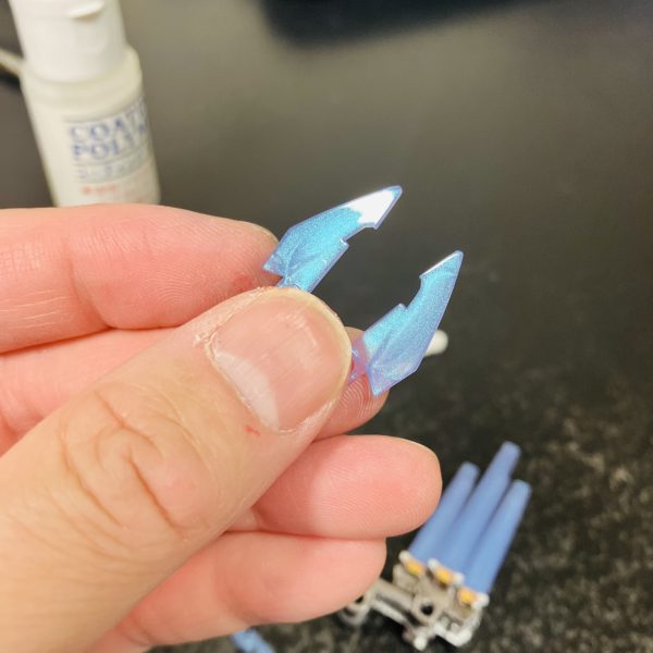 ガンダムジリウスは背面のフェザーエクステンションですね、🦙ラメ入りのクリアーブルーの成形色がいい感じなのでコンパウンドで磨いて磨いて💪🥳とりあえず✨輝きは良さそうなんですが、先端にゲート跡(レーザープラスで除去済み😉)のあたり、中身のウェルドラインでしょうか、プラスチックの淀みがかえって目立つ😭 こればっかりは仕方ないかな😑余談ですが、最近は他人の製作工程を見たくない層も一定数いらっしゃるということで、少し残念な気持ちです😌 個人的にはルールを守り迷惑をかけない範囲で、「ガンプラは自由だー!🆓🗽」派です🥳(2枚目)