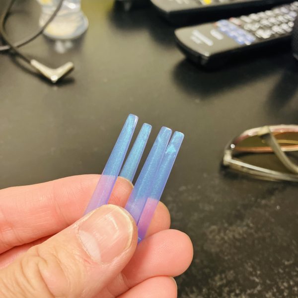 ガンダムジリウスは背面のフェザーエクステンションですね、🦙ラメ入りのクリアーブルーの成形色がいい感じなのでコンパウンドで磨いて磨いて💪🥳とりあえず✨輝きは良さそうなんですが、先端にゲート跡(レーザープラスで除去済み😉)のあたり、中身のウェルドラインでしょうか、プラスチックの淀みがかえって目立つ😭 こればっかりは仕方ないかな😑余談ですが、最近は他人の製作工程を見たくない層も一定数いらっしゃるということで、少し残念な気持ちです😌 個人的にはルールを守り迷惑をかけない範囲で、「ガンプラは自由だー!🆓🗽」派です🥳(3枚目)
