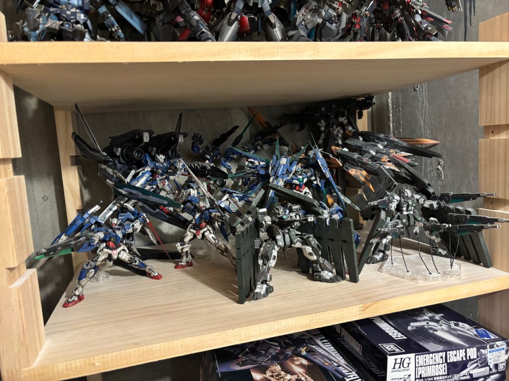 床下作業場の一画。ダブルオーシリーズディスプレイ。今回のデカ物もなんとか収まりました。