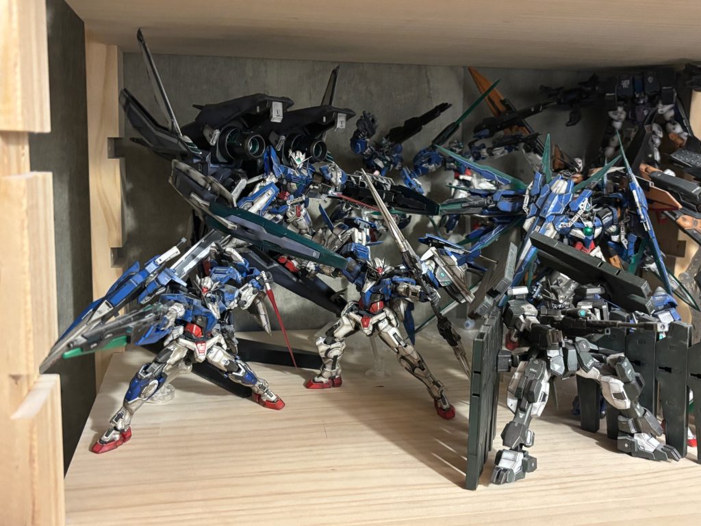 手前側の隙間には、次回作を置く予定。いつ完成することやら・・・