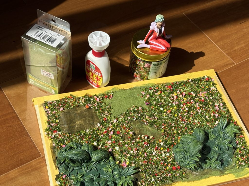 中古ショップで見つけたジャングルの植物、模型素材をポンドで100均のボードにくつけました。地面は石粉粘土です。石粉粘土は縮んだので2回に分けてボードを埋めてます。地面塗装は石粉粘土にトップコートしてからオリーブドラブしていますが、画像からはほぼ見えないですね。