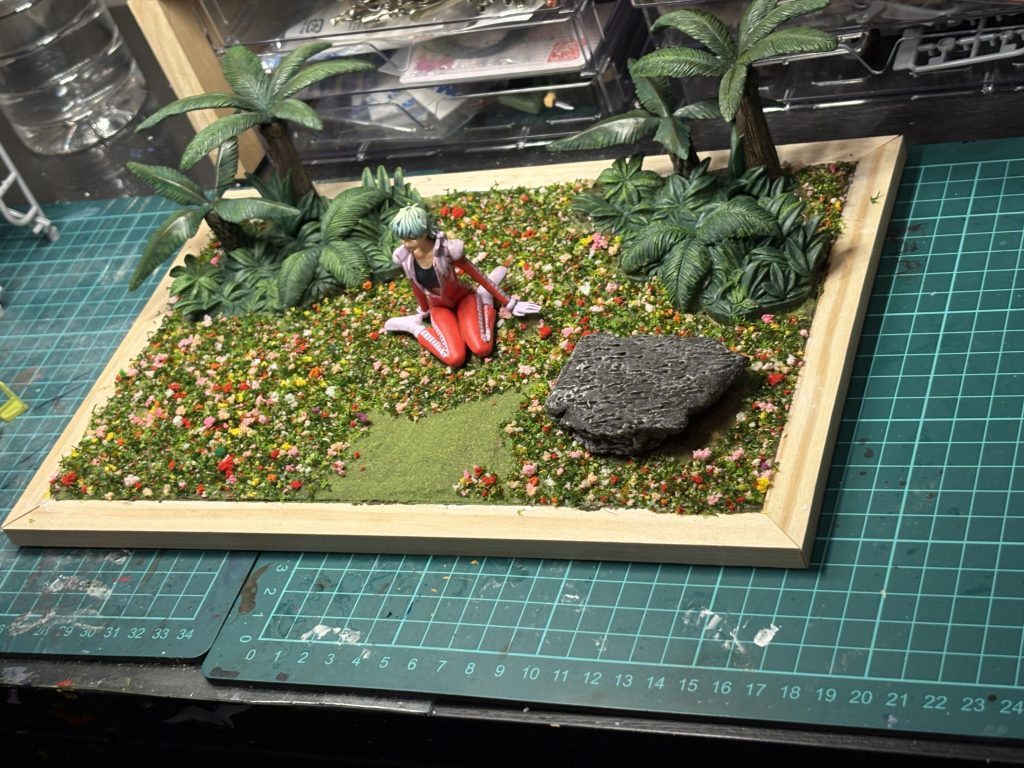 アイナはガシャポンのガンダムヒロイン2のものです。墨入れとウェザリングで周囲と合わせたつもりです。岩は石粉粘土で黒塗装の後にシルバーでドライブラシ。