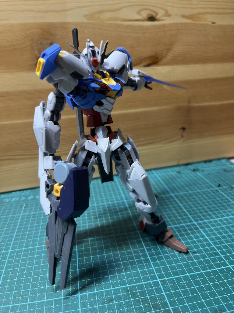 初めはスタイリッシュなエアリアルを目指して作っていましたただかっこいいものの何か物足りず、とはいえ手を加えるところも見当たらず放置…腰の延長はコアガンダム、太ももにもコアガンダムのユーラヴェンの膝アーマーを使ってあります