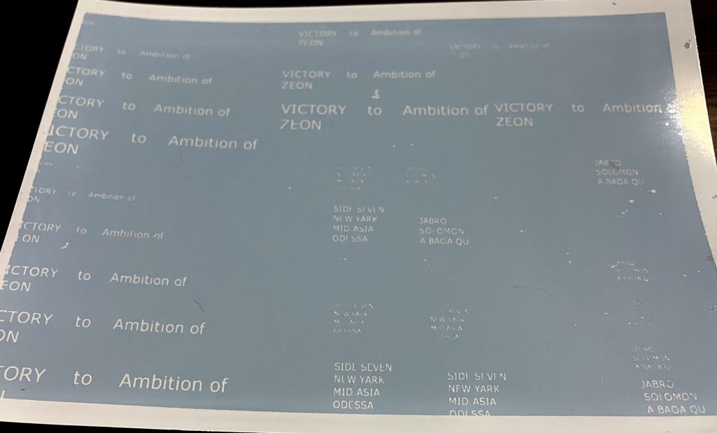 ↑ラミネーターとスタンピングリーフでハガキからデカールの台紙に転写したものやはり文字が小さ過ぎるためか所々かすれてしまいました。かすれた箇所はホワイトの水性ホビーカラーで補修してます。