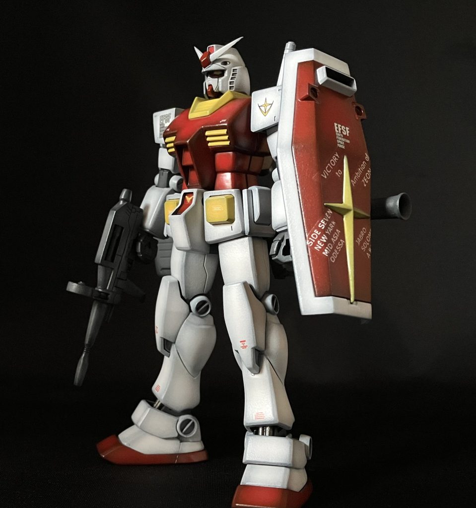 E.F.S.Fのデカールはガンダムベース限定ジムセットに付属してたものを使いました。ガンダムが戦った戦場を列挙した特徴的なデカールはYouTubeを見ながら一から自作しました。スタンピングリーフとラミネーターを使うやり方です。元ネタである『MGガンダム戦勝記念仕様』のガンプラのパッケージを見た感じだと、本当はもう一回り小さいフォントが正解なんだと思います。一応もっと小さいフォントのデカールも作ろうとはしたのですが、当方が持ち合わせているツールと技術ではそこまで小さい文字のデカールは上手く作れませんでした。３千円のラミネーターと無料の画像製作ソフトでデカールが自作可能とわかり、今後のプラモづくりの幅が確実に広がりました。