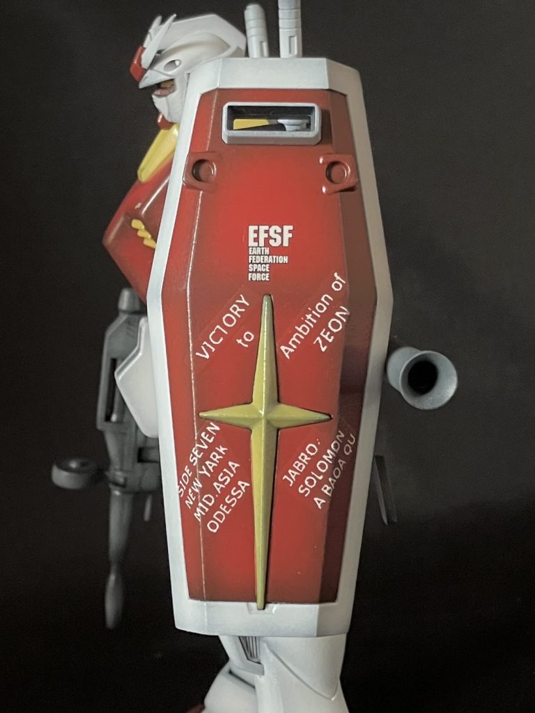 社外品の水転写デカールはガンプラに付属のものに比べてかなり分厚いのか、境界がけっこう目立ちます。これでもかなりトップコートを重ね塗りして目立たなくしたつもりなのですが、光の具合によってはまだ境界が見えてしまいます。