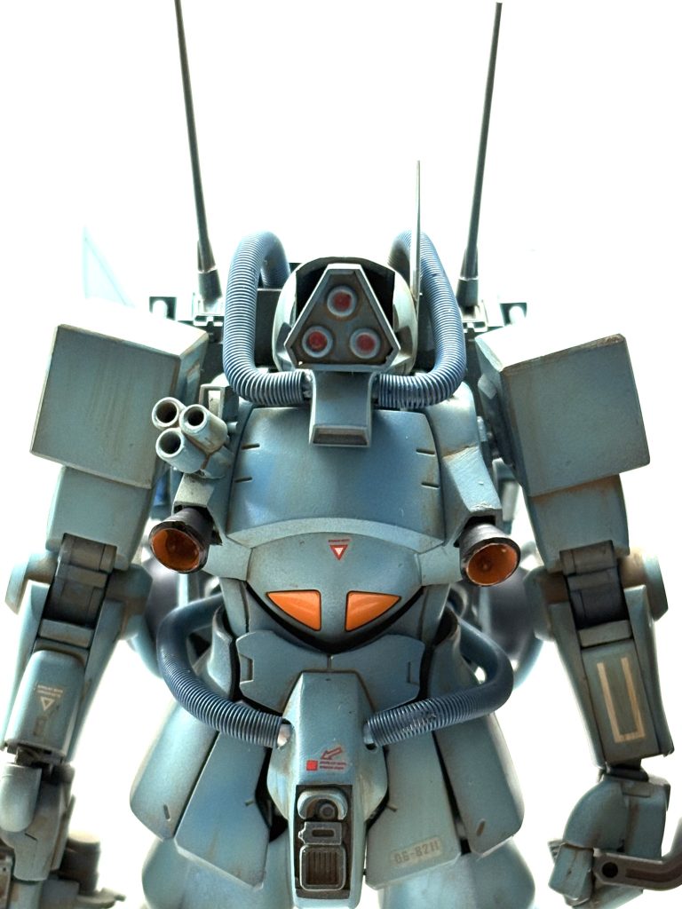 パイプには3mmのスプリングに2mmのアルミ線を通したものを使っています。肩ブロックはスパイクアーマーを外した分ボリューム不足になってしまったためプラ板で少し大きくしています。