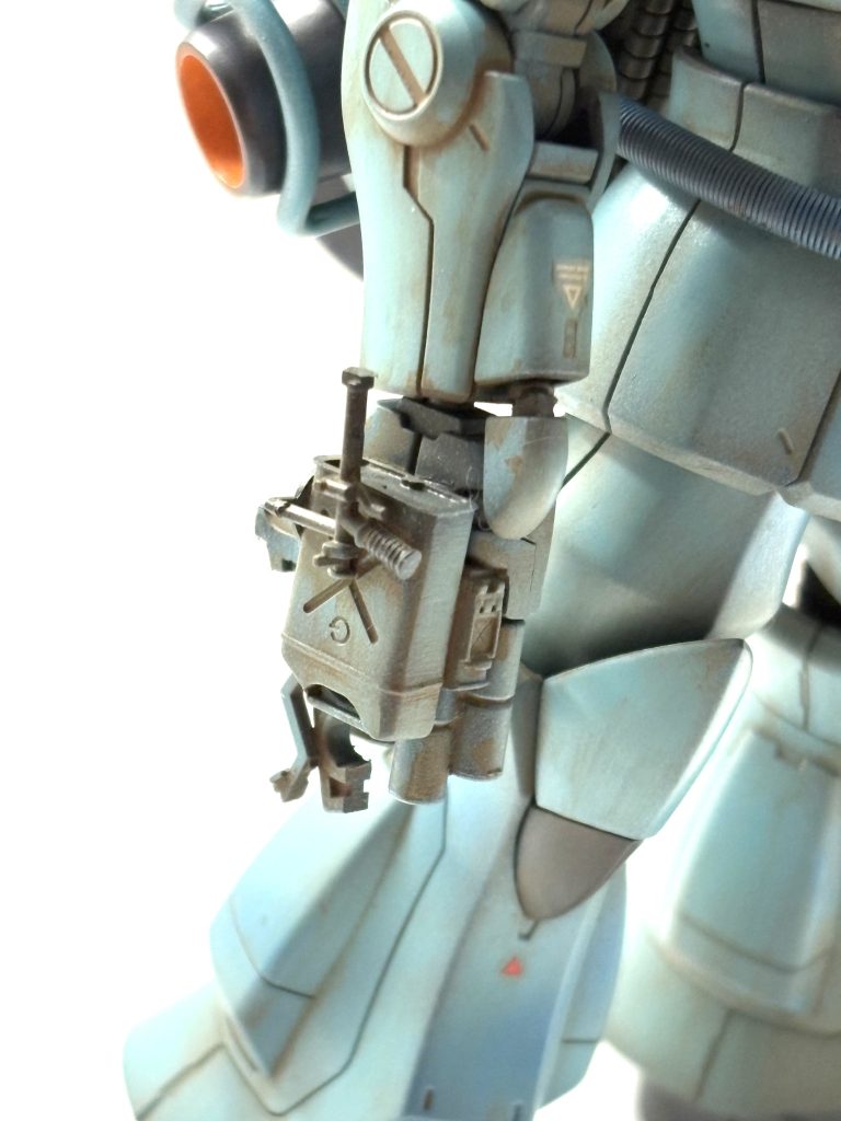 右手はカメラやセンサーなどが複合されたユニットになっているというイメージです。タミヤの1/35のジェリ缶がまるっと付いてます。