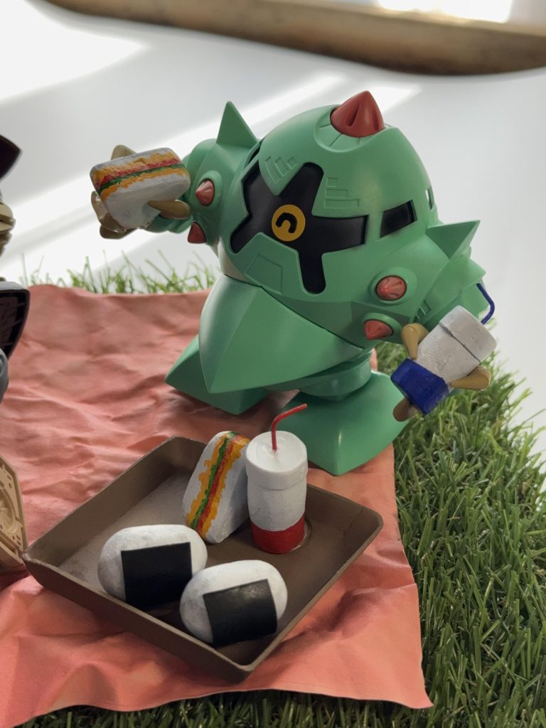 ゾックくん。合わせ目処理してエアブラシで塗装しました。サンドイッチとジュースはパテでスクラッチしました🥪