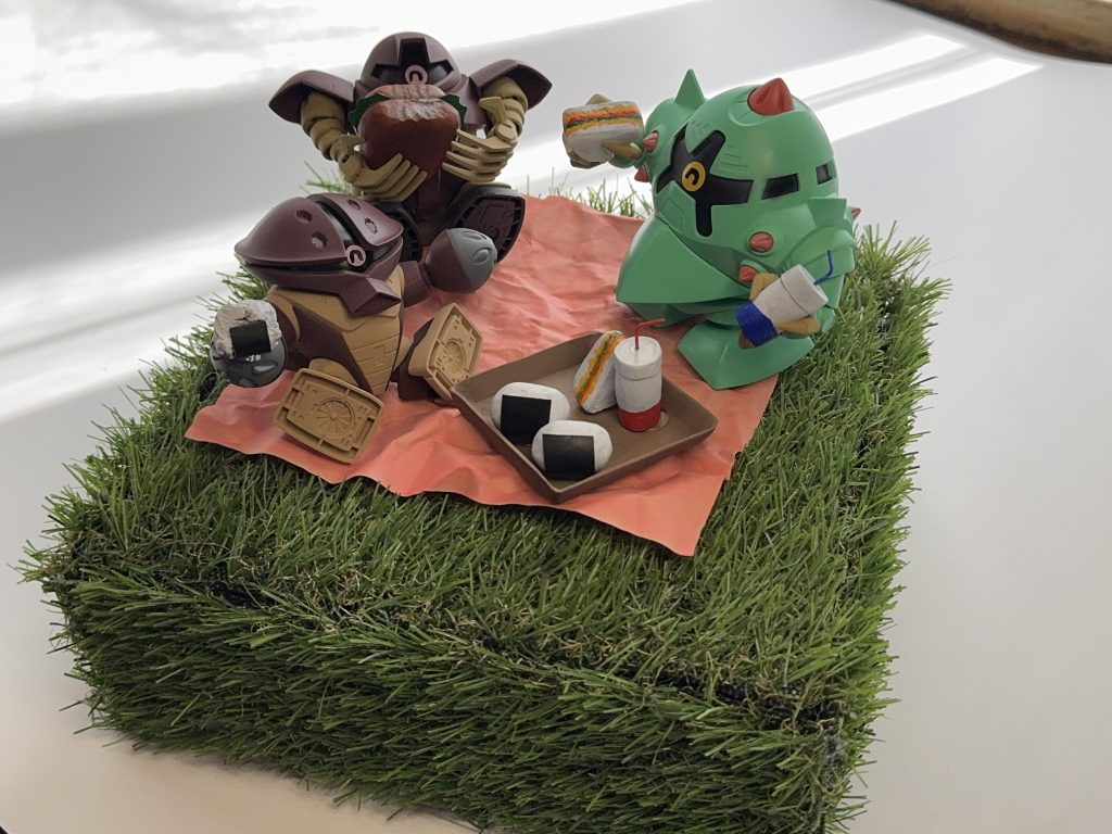 撮影は背景紙を用意して窓からの自然光のみで撮影しています。1枚目は日差しにあてて、コチラの写真は日陰で。