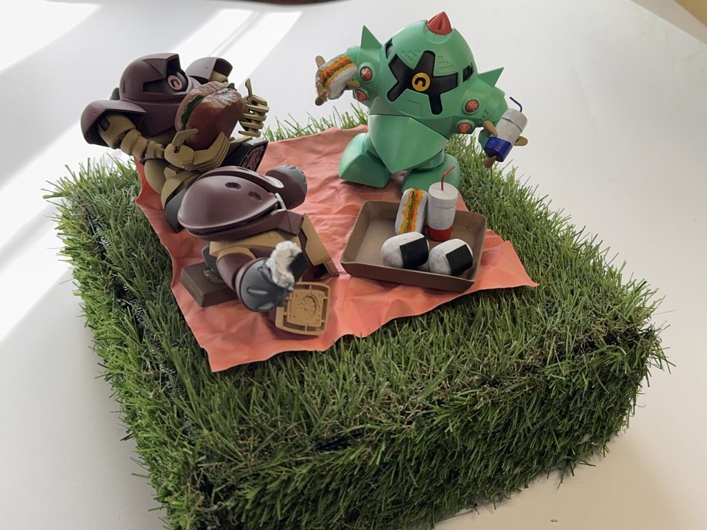 台座は丁度いい大きさの箱に百均で売ってる芝生を木工ボンドで貼り付け、くずがポロポロ落ちるので水溶き木工ボンドを根本に流しています。レジャーシートは濡らすと柔らかくなり乾くとカチカチになる、