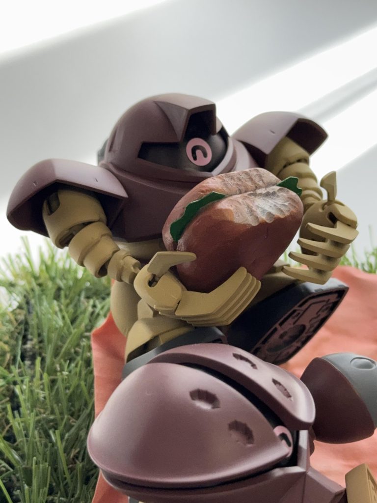 ゴッグくん。ハンバーガーを食べてます🍔プラバンを波状に切ってエポパテで挟んでスクラッチ。口はどこにあるのかなんて、どうでもいいことですね。👄？