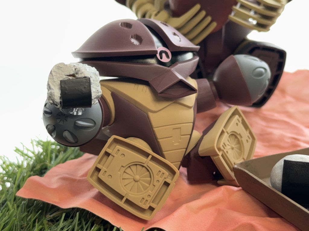 アッガイくん。おにぎりを食べています。🍙以前余ったポリパテの塊を使っています。