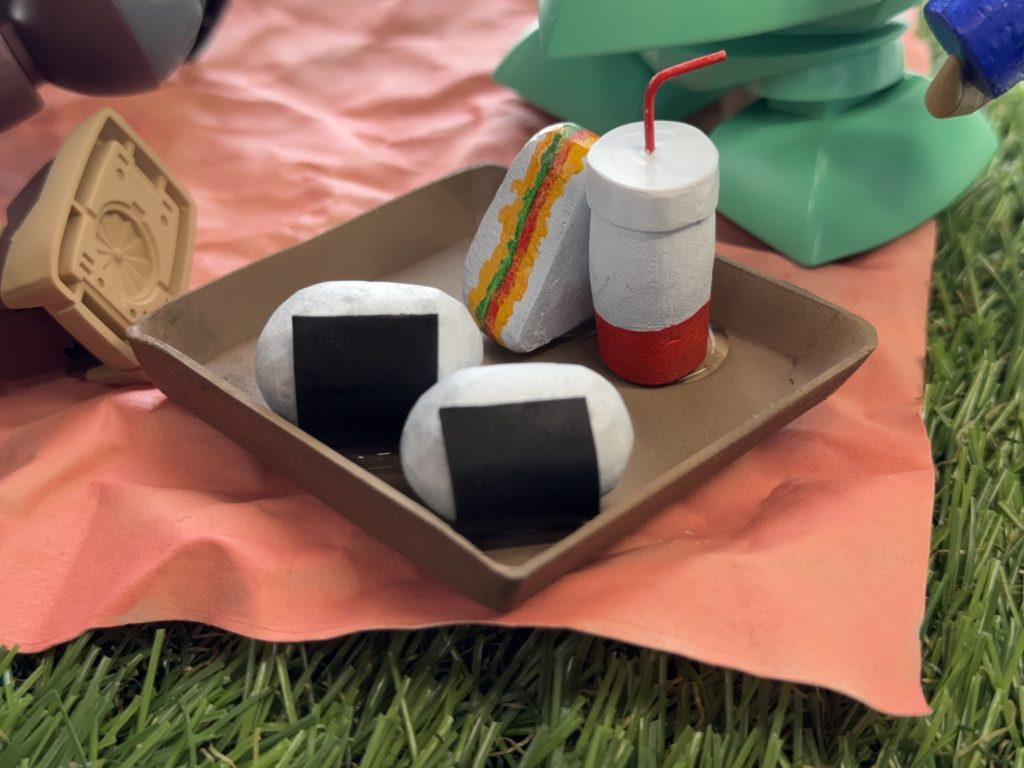 ランチトレーはプラ板。おにぎり、サンドイッチ、ジュースはパテでスクラッチ🍹🥪🍙