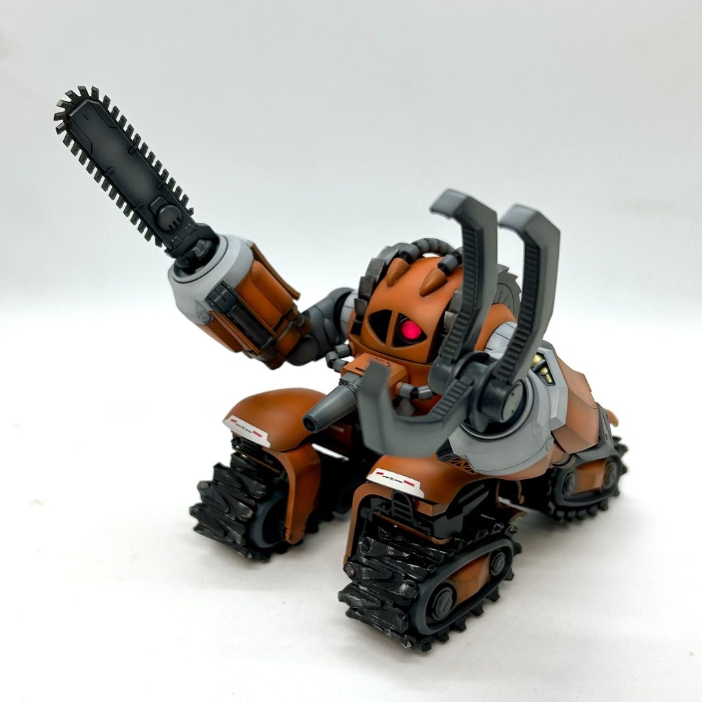 この腕で掘削作業の前に樹木の伐採を行います