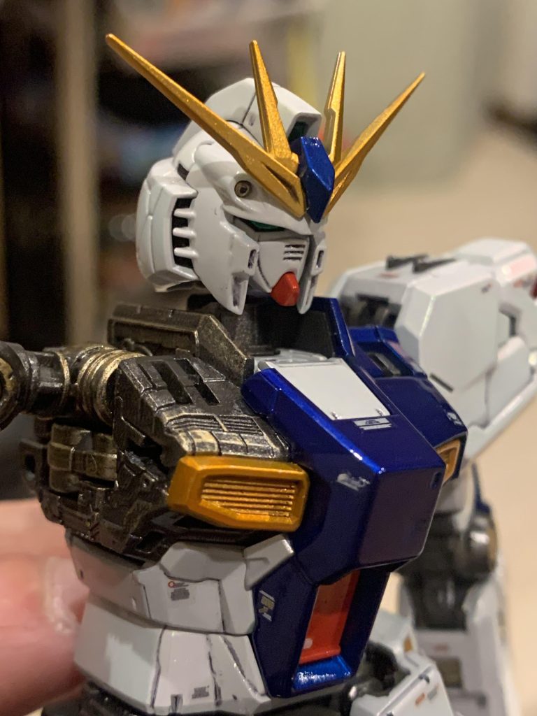 内部フレームは赤鉄色を筆で鋳物風に塗装したあと、ゴールドのドライブラシで金属感を出してみました。