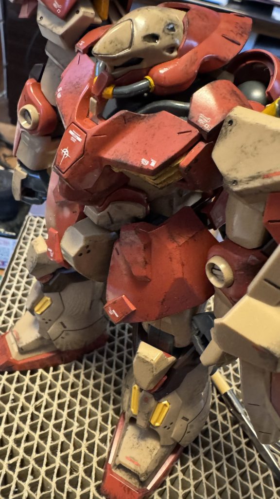 まずは黒系でささっと！今回は控えめに汚しました。