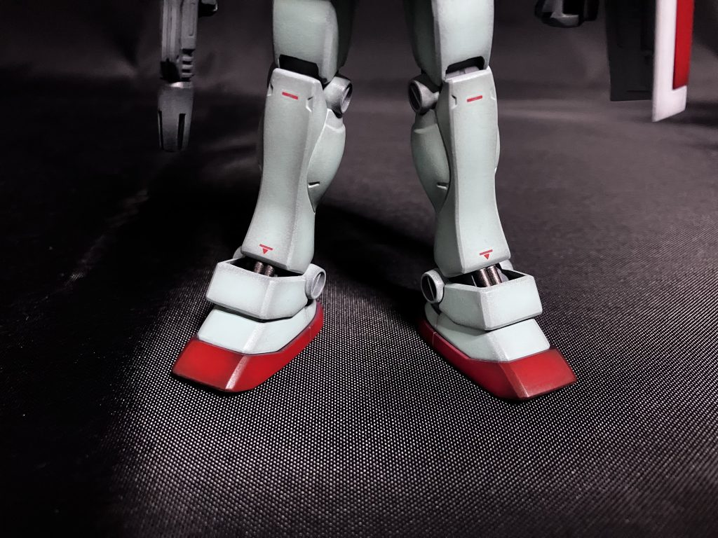 足首のシリンダー部分はデザインナイフで取り除き、2mmのプラ棒2本を接着して筆で塗り分けてます