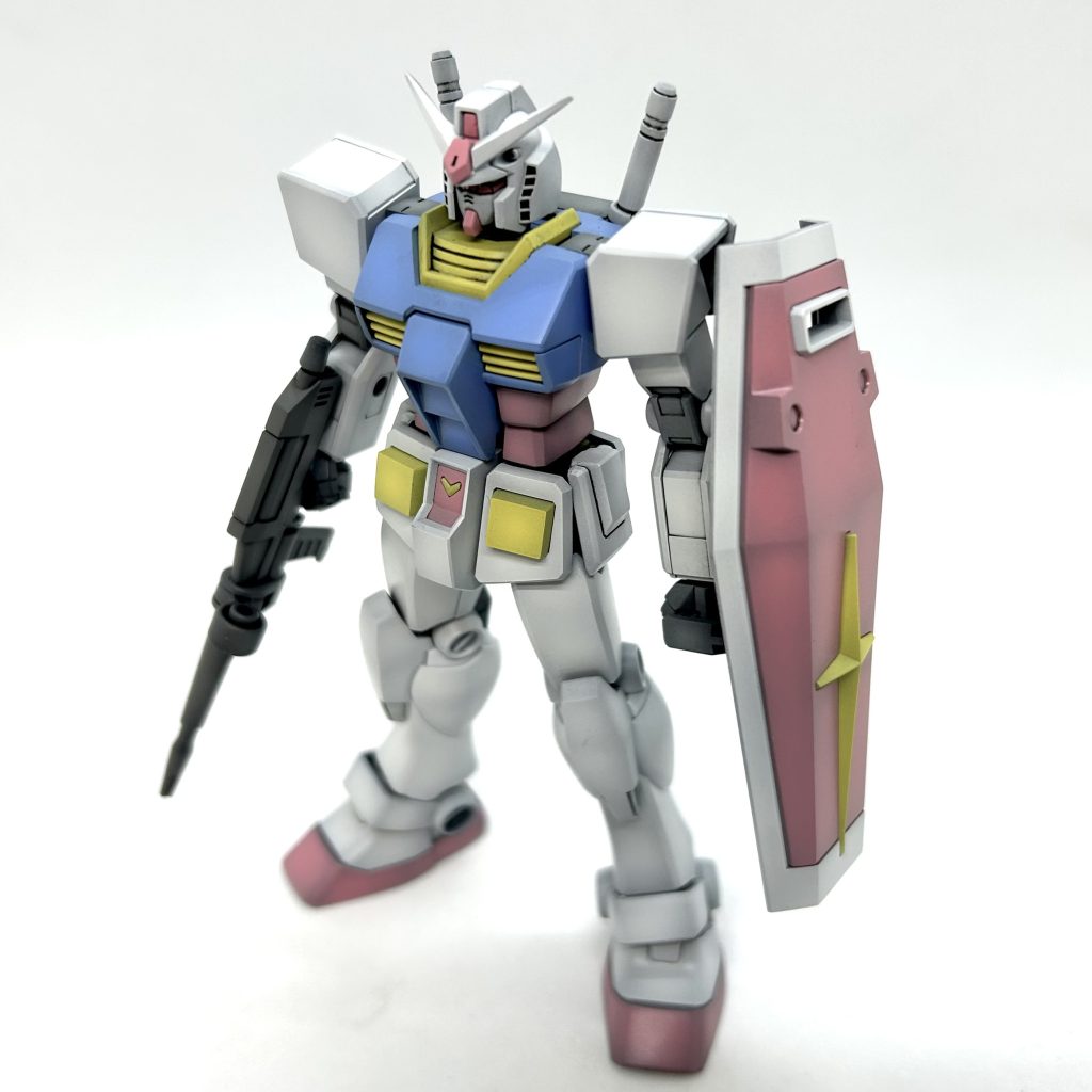 今回の素組みはEGのガンダムです。特別なことは何もしてません。ゲート処理、ヒケ処理、脛の合わせ目消し、サフ、グラデーション塗装、スミ入れ、つや消しトップコートくらいですね😌で、今回 ちょっとだけチャレンジしてみたのは…個人的に憧れてた“淡い色”塗装😅トリコロールを水彩画のような淡い色調で塗ってみました。ただ、スマホで撮影したら、なんだか実際より鮮やかに写ってしまいますね😩 &nbsp;ホントはもっと淡〜い色あいなんですよ😅