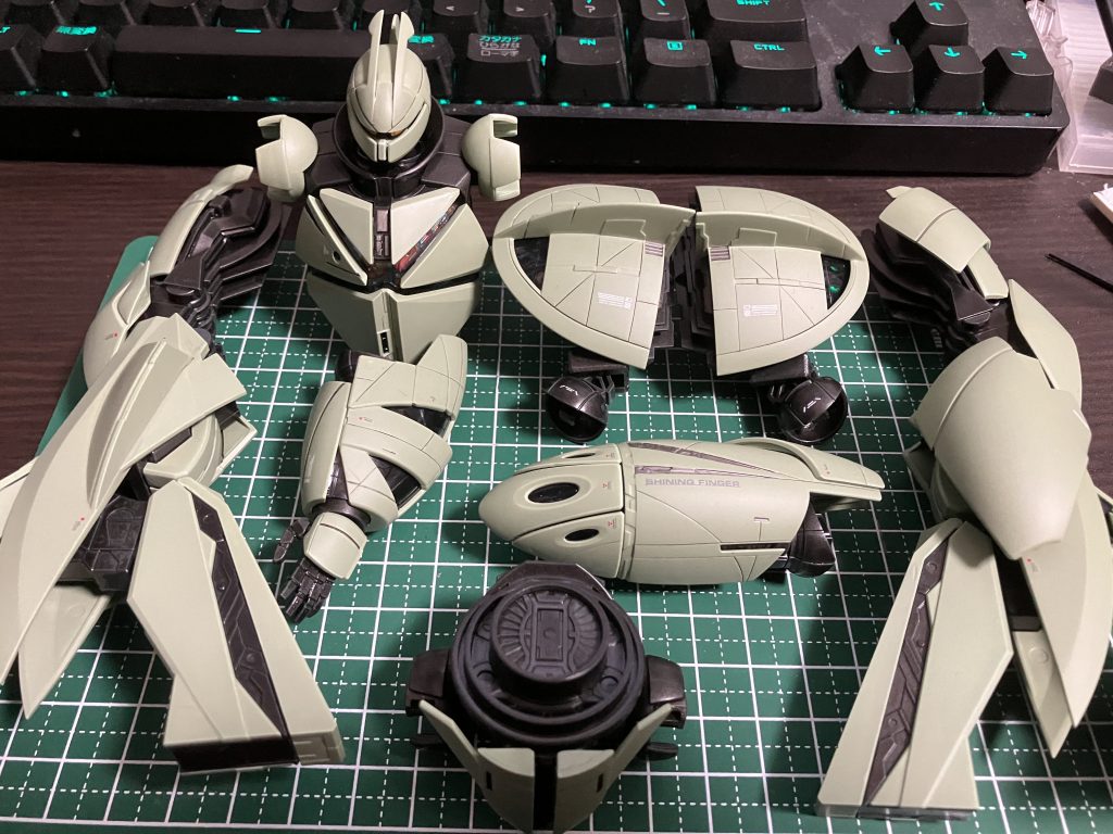 パーツが大きくてマットの上に全然収まらないですね!