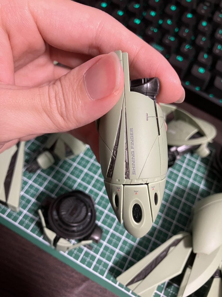 スジボリの甘い部分が多くて、もう少し深く掘ってもよかったなー久しぶりの塗装で塗膜が厚くなったところが多くて反省点。良かった点は以前のMGで関節の処理が甘くて、破損したり曲がらなかったりしたので、クリアランス調整に注意しました!おかげで自由にぐりぐり動かせて楽しい!