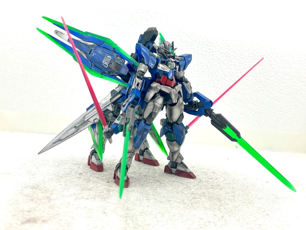 続きまして、クアンタ・ペガサスです。クアンタの腰部にPCジョイントをつけてセブンソードの首から下を取付、4足歩行・4本腕機とする。またバックパックのGNコンデンサーをGNシールド&ビットソードに置き換え、さながらペガサスの翼のようにしました。クアンタのバックパックアームにはオプションパーツセットのキャノン砲を取付GNキャノンとしました。