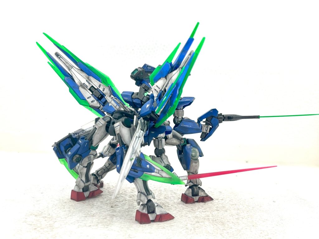 2枚のGNシールドの太陽炉を向い合せで直結。そこで生まれた粒子波を胸の太陽炉を通して放出するクアンタムバースト・ノバで強制対話フィールドを形成する。