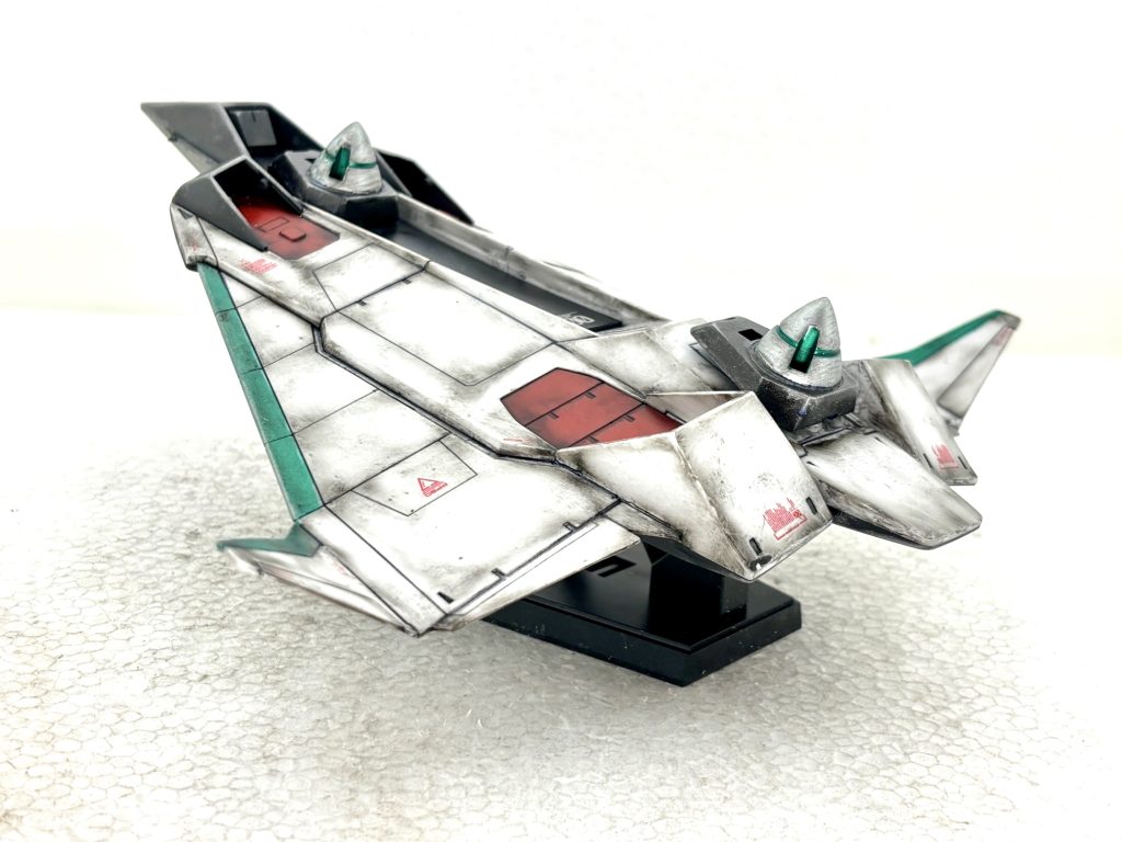 メタリックグリーンのところはGNブレードとなり。触れたものを一刀両断にする。