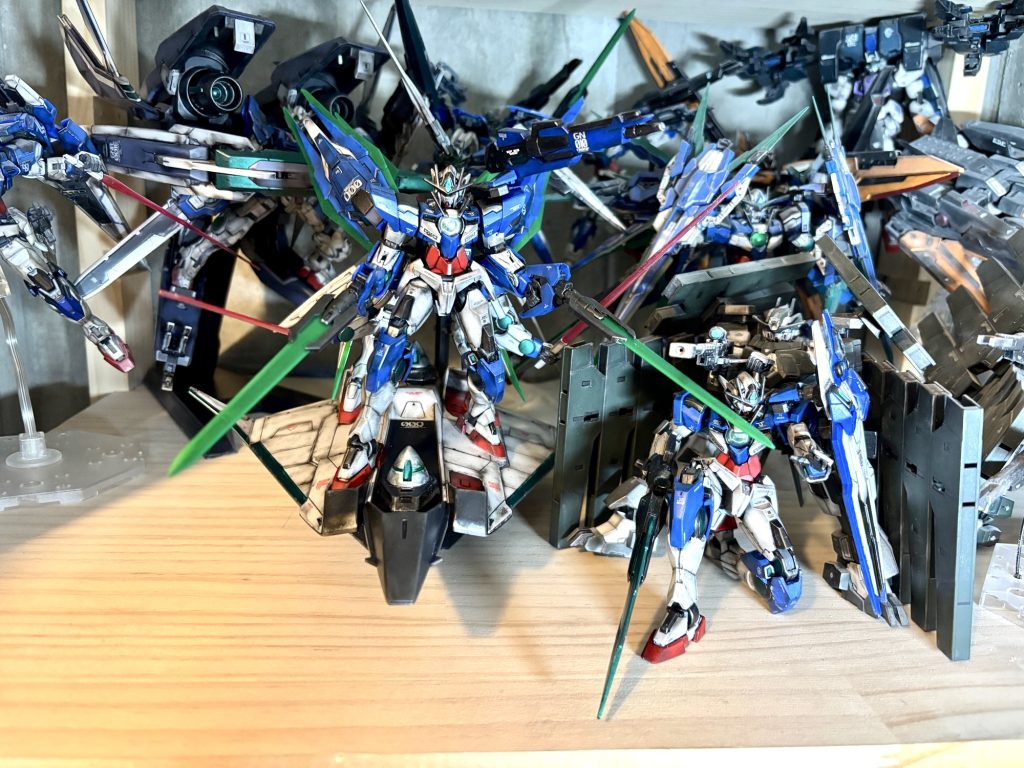 今回、2機のクアンタをこれでもかとイジリ倒しましたが、遊びすぎてGNシールドとバックパックの可動部が破損しました。接着の刑に処しております・・・ご購入の際はお気をつけてください。あと1機おける場所があるので、もうちょっとダブルオーの世界で楽しみます。