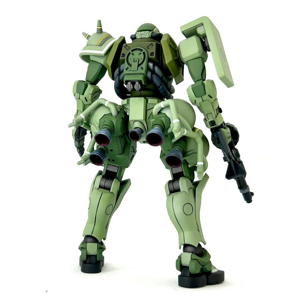 塗装はできる限り設定通りのカラーで。緑だけで4色🧐? 地味に細かく色が分かれていて大変ですが、パーツが全て分割されているのでマスキングして塗り分け等はありませんでした。さて、最大の難関はデカール(シール)です😩素組みとはいえ、やはり付属のシールを貼るのは憚られるのでマスキングと塗装、市販のラインデカール、一部 付属シールの複製で頑張ってみました。結果から言いますと… あの付属のシールを貼るよりはラクかも😅 仕上がりもイイですしね😌とにかくあのシールは貼り難いです😩