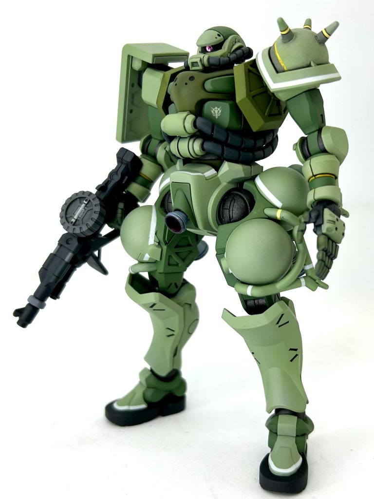 このGQ版 量産型ザク… 私としては珍しく 発売日にわざわざ買いに行ったんですよね😅ところが説明書をじっくり読んで… 「え⁈ このシールを貼んの😱」と。 で、そっとフタをしてしまいました😩このキット、付属のシールを使わずに仕上げようとすると途端に敷居が何段階か上がりますよ🧐