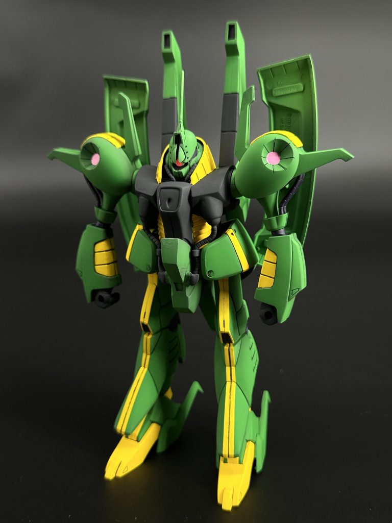 武装がないので素立ちで決めると決めて作成です。故にポージングがあまりありません。そのため緑には濃淡つけたグラデ塗装とハイライトを施してみました。