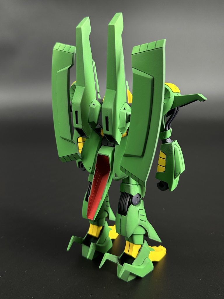 背負いものはデカくて好みです。シロッコ様の作る機体はカッコいいです。踵もシャープ化してあります。尖ってる方が兵器感増し増しで良いです。