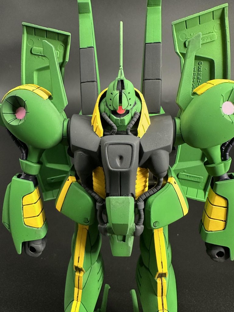 頭部が細すぎたのでパテで整形してあります。旧キットの顔は細すぎるように感じます。(おかげであまり頭が動きませんw)