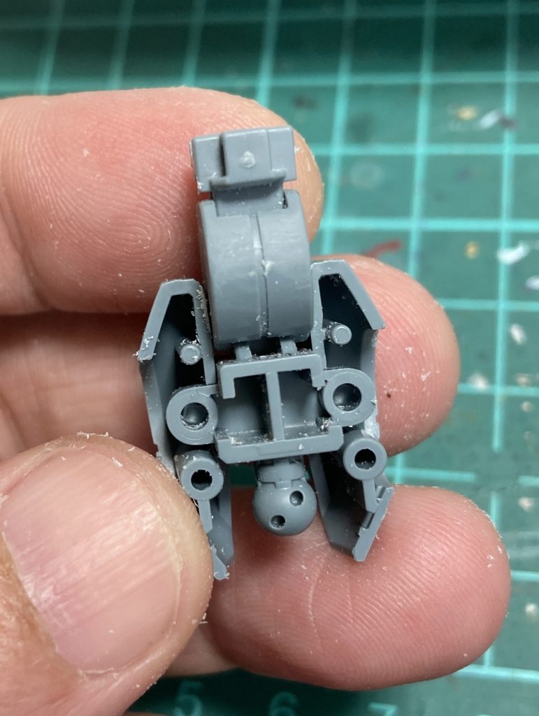 脚はダボ穴を切り落として後ハメ加工を。