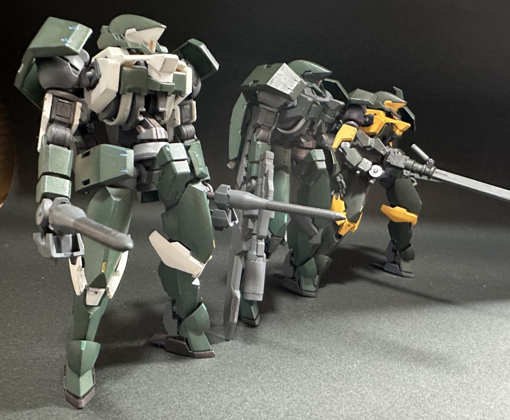 同じかたちのものがふたつみっつ並ぶのっていいですよね。こうしてみると一般機がいちばん強そうに見えたりして・・・プラモデル完成品　２０２６　その１３