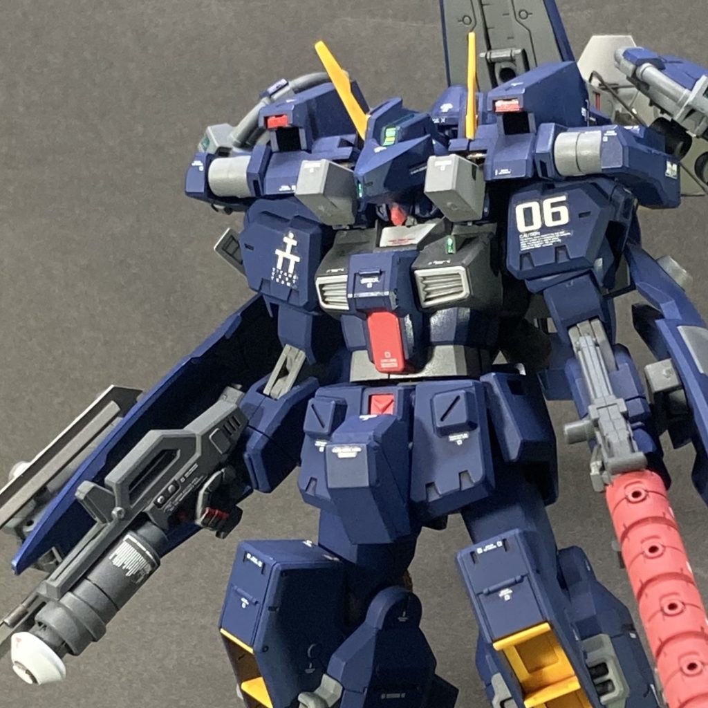 ベースに使用したのは、HGヘイズルです。電子戦オプション類はHGアドバンスドヘイズル、３０ＭＭ、その他ジャンクパーツの寄せ集めです。実は、結構古い過去作なんですが、今回改めて電子戦装備について調べたり考えたりしながら、電子戦オプションを追加製作しました。加えて、一部塗り直しやディテール追加をしました。手を動かすより、機体設定について調べたり考えたりしている時間が長かったような･･･（「バトンをつなぐ」で「機体設定はなくてもいい」とか言ってたのは誰だ？←スミマセン、私です･･･だって楽しくなっちゃって･･･）