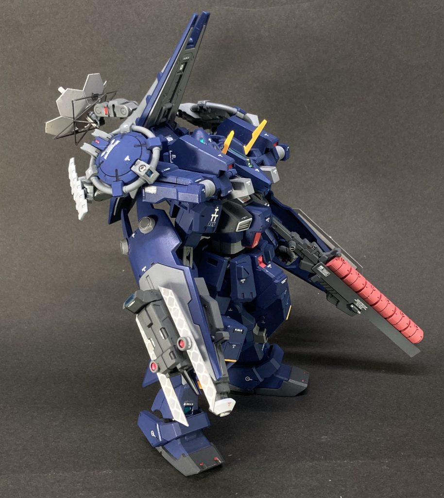 実際のレドーム、ジャミング装置、中継ディッシュなどがこんな形をしているかというと、「実はそうでもない」というのが本当のところです。現実では、哨戒機なら大きなレドームが特徴的ですが、電子戦機は一目で分かるような明確な特徴がはっきりしません。なので、ロボットアニメ的な見栄えと、AOZ世界に似合うかどうかを考えて、各オプションのデザインをでっち上げましたが、いかがでしょうか？そして･･･