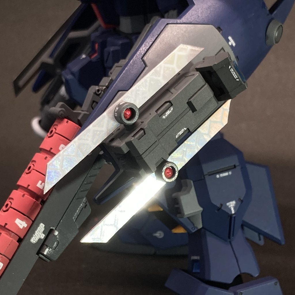 ジャミングブレード敵の電波を妨害することで、レーダーの無効化、通信の妨害、ミサイル誘導の妨害などを行う。なお、現用のジャミング装置は航空機でも艦船でもこんな形はしていませんが、そこはロボットアニメ的な見栄え、ということで･･･。ちなみに、ギラッと光るブレード部分は自転車に貼る反射シートを使っています。