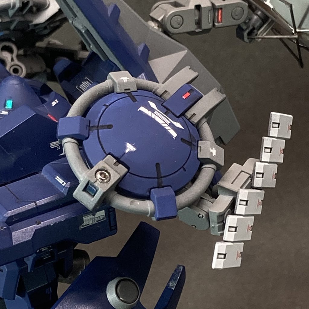 複合型マルチセンサー中央のレドームを中心に、各種センサーを組み合わせた複合モジュールで、左右一対の装備。電子戦ヘイズルの目として最も重要なパーツ。