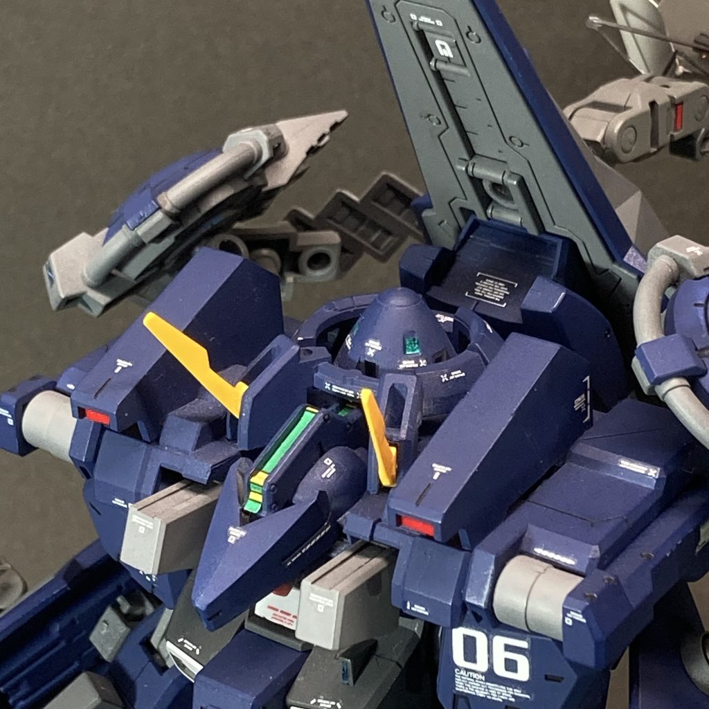 電子戦コア・モジュール両肩から頭部周辺を覆っている電子戦装備の中核となるパーツ。各種センサーと、情報を統合・解析するための機器、そして2名分の任務席（Mission seat）を組み合わせた構造となっている。TR計画では装備換装の設計思想が強く、本体の操縦席周辺を改装するのではなく、換装パーツとして外付けにすることで搭乗員の席を確保している。この任務席には作戦内容によって、電子戦士官、戦術情報士官、システムオペレーターなどが搭乗する。