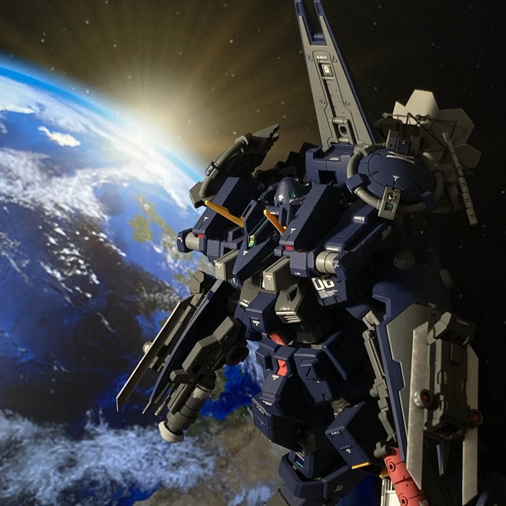 宇宙世紀においては、それらに加え「ミノフスキー粒子の観測・解析」が大きな意味をもつ。つまり、ミノフスキー粒子の散布密度の変化、ビーム兵器の発射前兆、ミノフスキークラフト使用時の反応などを補足し、敵の位置や動きを明らかにすることが重要な任務となる。加えて、ミノフスキー粒子下では、電波通信の距離が極端に短くなることから、母艦と僚機との通信の中継、IFF(敵味方識別装置)信号の拾い上げも担うことになる。（続く･･･）※画像は、昭和の特撮のような手法で撮影したものです。