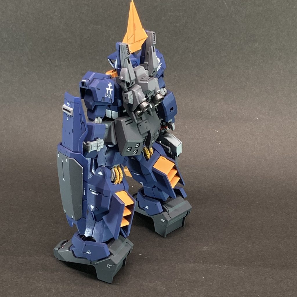 ご存じの通り、センチネル版バーザムはガンダムMk-Ⅱをベースにした量産機です。それをTR-1ヘイズルをベースに変更することで、こんなバーザムが完成しました。センチネルの世界で生まれ、AOZの世界へちょっと足をつっこんだ、奇妙な立ち位置のバーザムです。&nbsp;設定（←完全に後付けじゃん！）