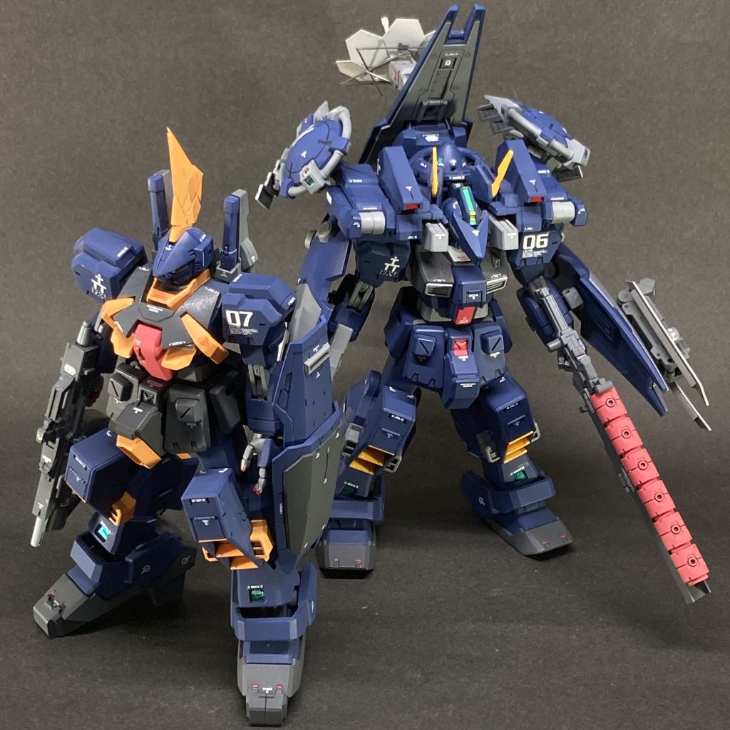 このバーザムは、Ｔ３部隊（ティターンズ・テスト・チーム）内の「次世代電子戦実証実験部隊」にて運用されている。この部隊は、次世代の電子戦装備を中核にしたチーム戦の有効性を検証するためのものであり、武装を持たない電子戦装備ヘイズルには、バーザムが護衛としてつく部隊構成となっている。「え？ちょっと待って！AOZの世界には、すでにバーザムがあるんですけど！」皆さんの声が（特にもAOZに詳しい皆さんの声が）、聞こえてきます。そうなんですよ。このバーザム、前回投稿の電子戦ヘイズルと同様に過去作改修版なんですが、ふと気がつくと、「あ、AOZにもバーザムがある･･･バーザムⅡもある･･･」そこで、妄想ストーリー、でっち上げました。図にするとこんな感じです。ただの妄想ですけど･･･