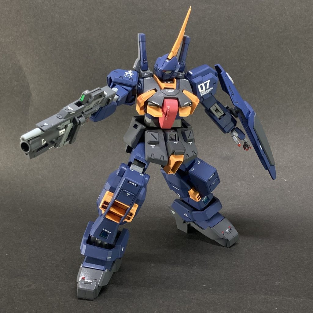 首から下はＨＧヘイズルがベースになっています。胸部は、ＨＧバーザムの胸部パーツを切り刻んで、ヘイズルに合わせて被せるようにして形にしました。コックピットブロックはＺplusto からです。足にはアドバンスド・ヘイズルの強化パーツを履かせました。（その方が、かかとが高くてバーザムっぽいでしょ？）