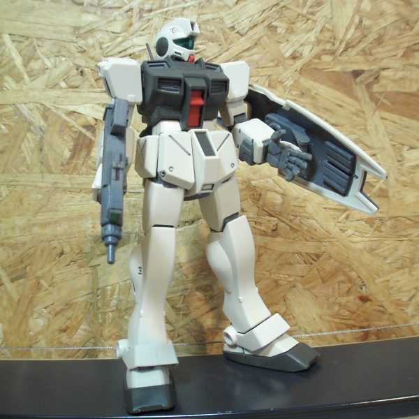 簡単フィニッシュで仕上げた過去作ジムコマンドですが、先日補修したヘイズル同様、手足の接着面が変色してしまっているので、この子も補修してあげようと思っております。今の目で見るとチョイ気になるところもありますのでその辺りも小改修したいところ。3枚目は20年前の竣工時のお姿。（3枚目）