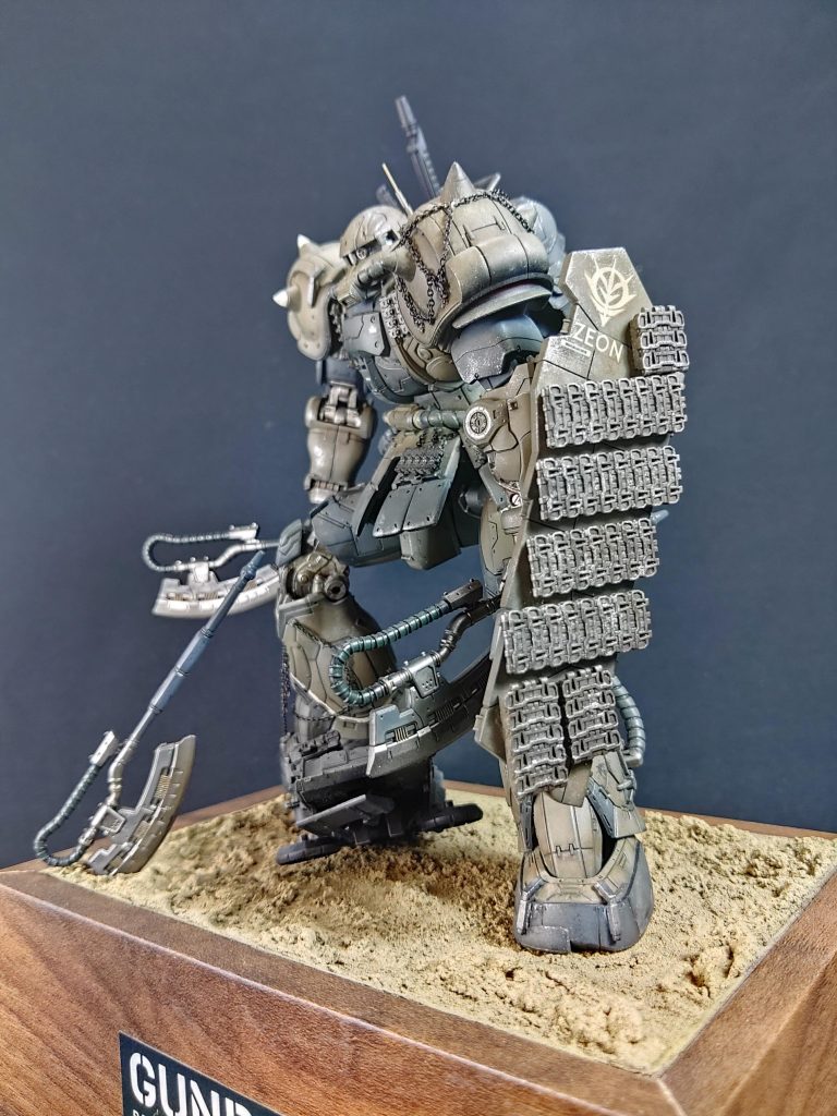 履帯だらけの盾が急造感を演出していて好物です。こんな発想ができる感性が欲しいです。