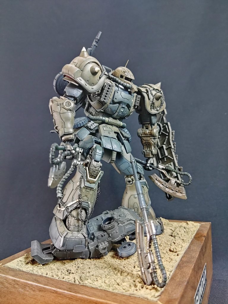 余ってたショルダーアーマー装備08小隊に出てくる指揮車両？がすでにぶっ壊れていたのでザクの足元に配置してみました。